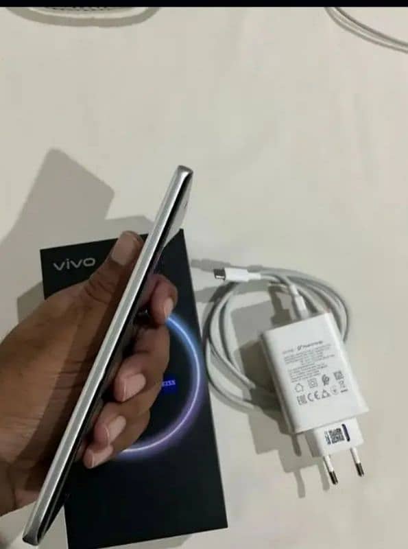 vivo v40.16. gb. 256.  phone 03099280202 4