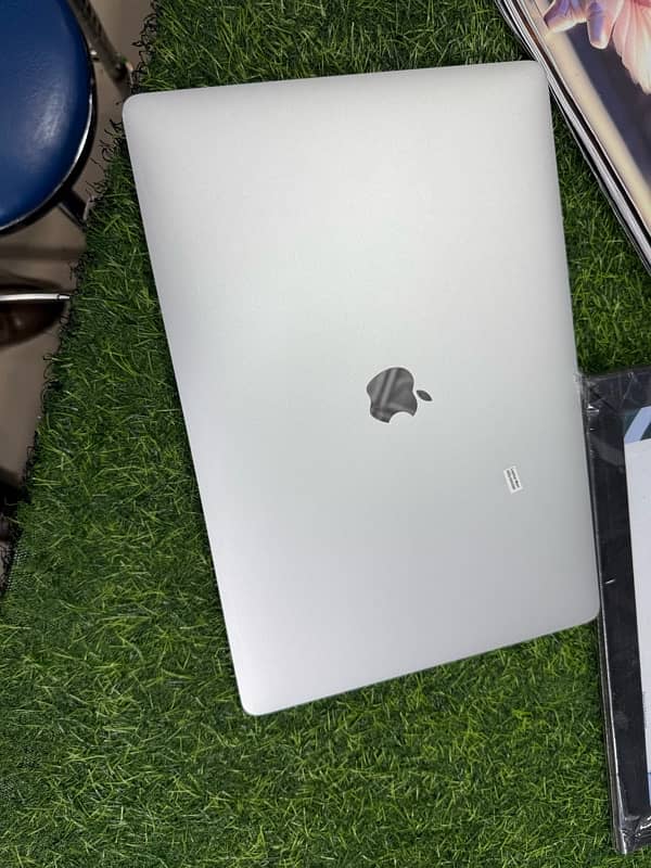 MACBOOK PRO (2019) Core i9 (32/512/4gb Graphics) WTS WARRENTY 2