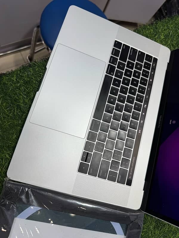 MACBOOK PRO (2019) Core i9 (32/512/4gb Graphics) WTS WARRENTY 3