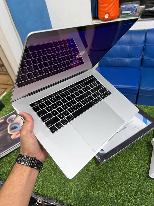 MACBOOK PRO (2019) Core i9 (32/512/4gb Graphics) WTS WARRENTY 4