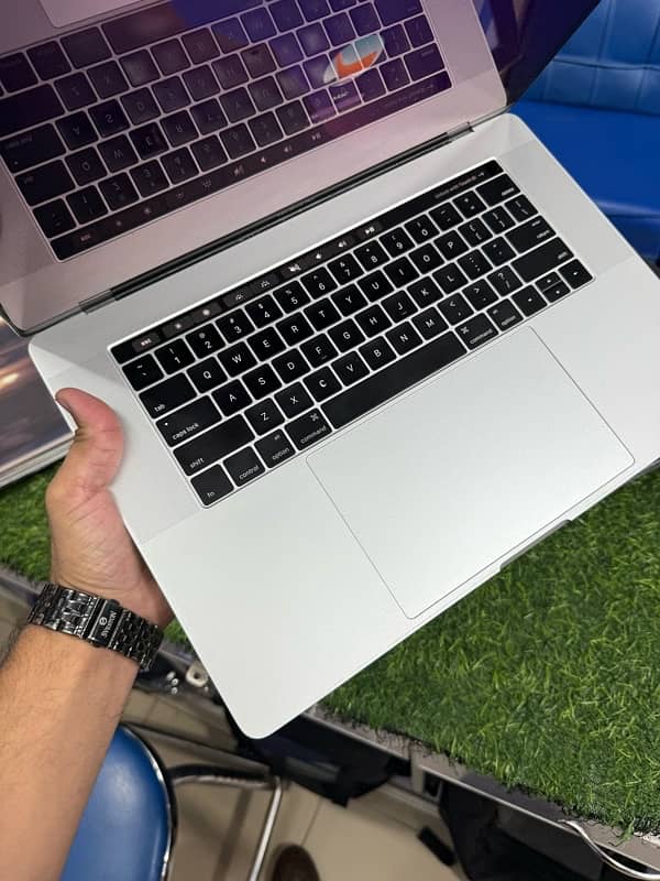 MACBOOK PRO (2019) Core i9 (32/512/4gb Graphics) WTS WARRENTY 6