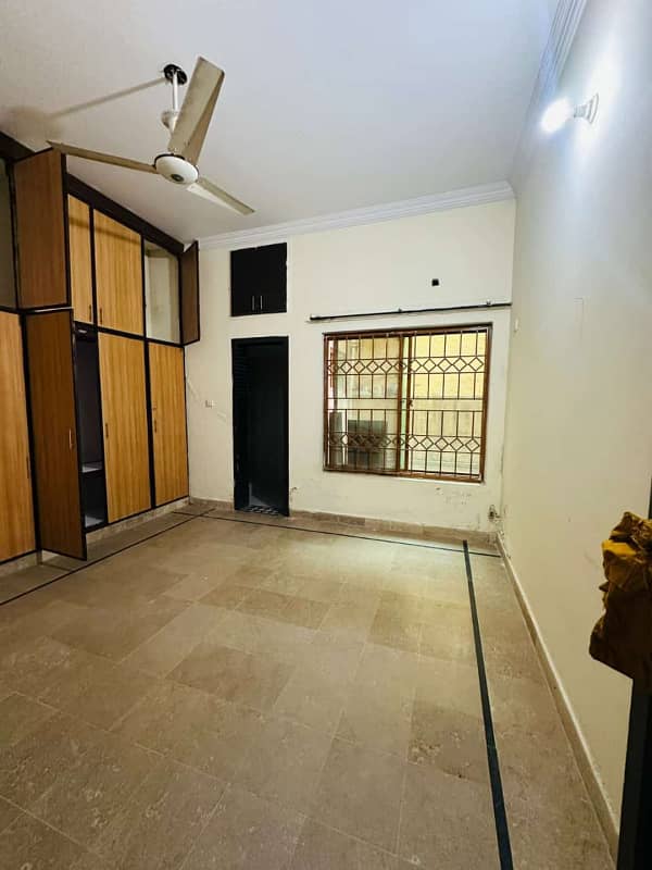 Perfect Prime Location 12 Marla Upper Portion In Gulraiz Housing Society Phase 2 For rent 3