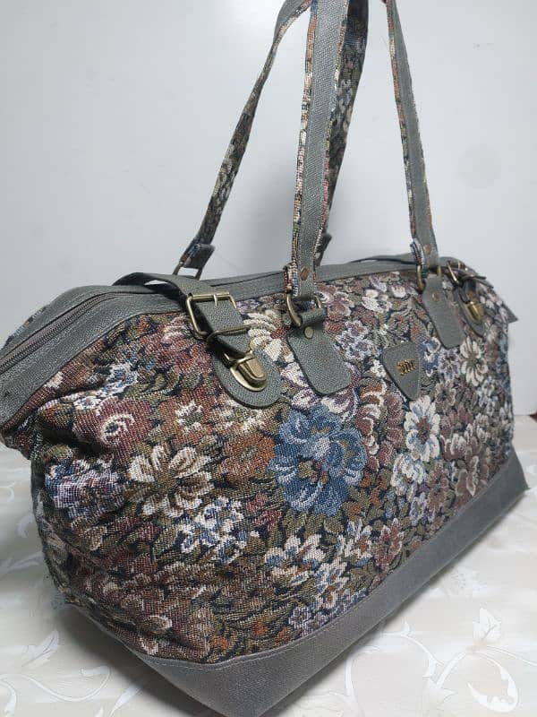 Duffel bag / travelling bag/ handcarry bag 1