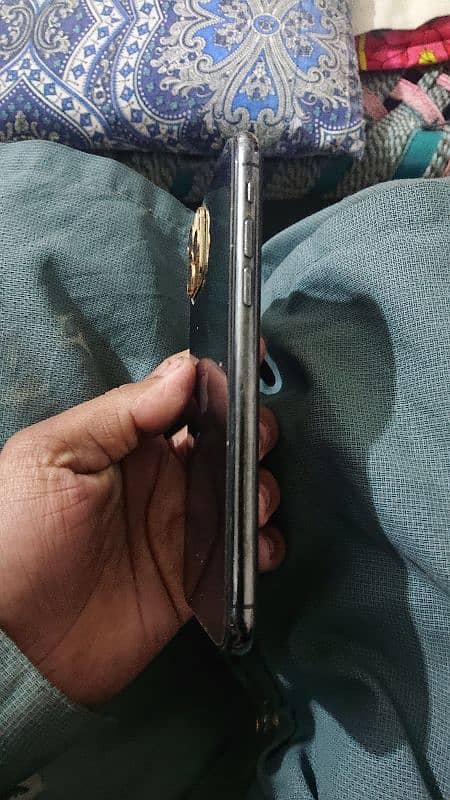 Exchange possible 2 phone h iphone x or sony xperia xz3 PTA h 3