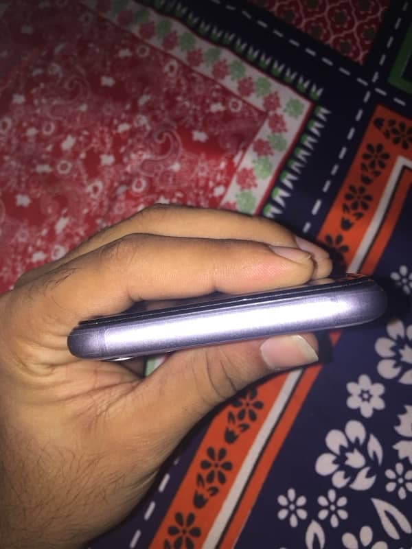 iPhone 11 64GB NON PTA 4