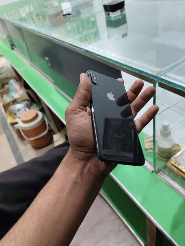 iphone xs max pta approved  condition 9/10 5