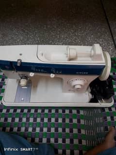 sewing machine white imported excelent condition