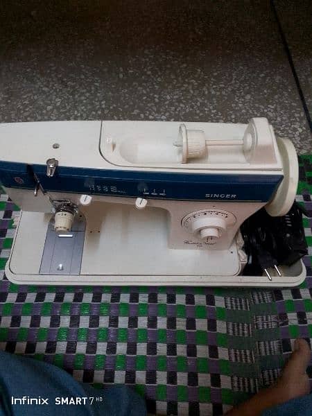 sewing machine white imported excelent condition 0