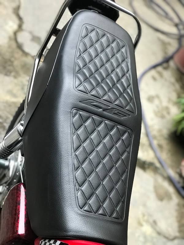 Honda 125 Geninue seat 0