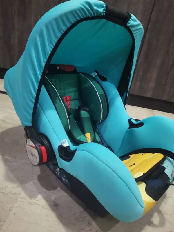 Tinnies Carry Cot & Car Seat 1