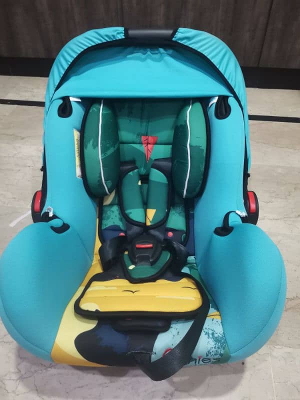 Tinnies Carry Cot & Car Seat 3