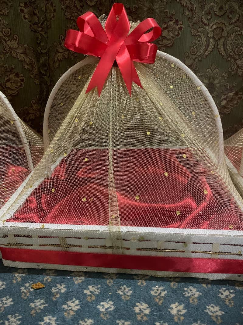 Fancy beautiful buckets covered with golden net and red silk inside 1