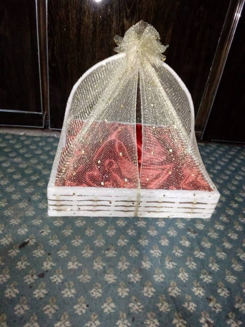 Fancy beautiful buckets covered with golden net and red silk inside 2