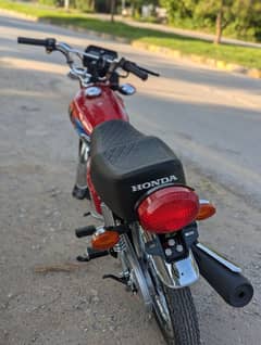 Honda 125 only 2300 kilometers 2 month use