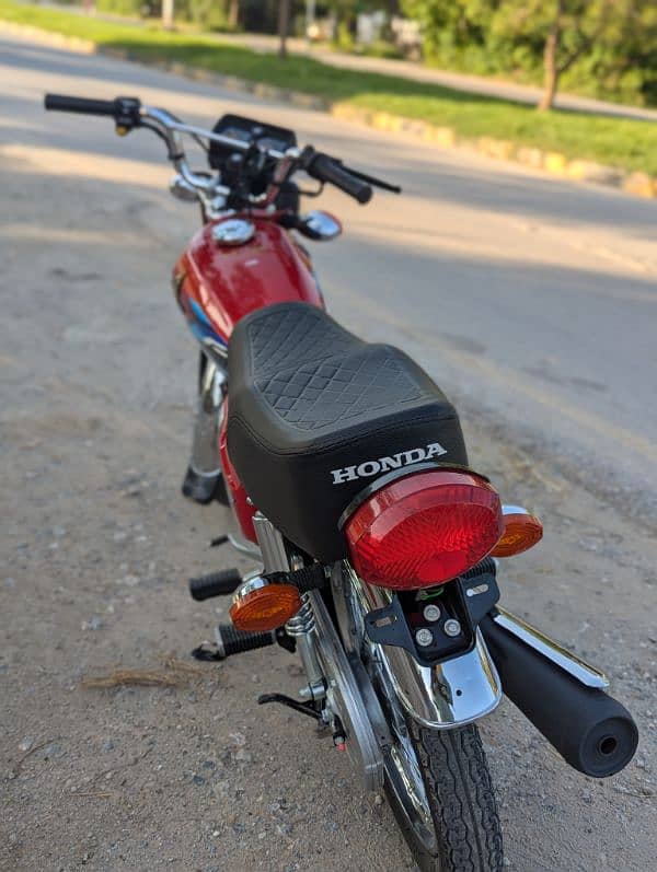 Honda 125 only 2300 kilometers 2 month use 0