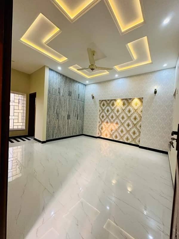 10 Marla Brand New Luxury Bungalow For Sale in Pia Society joharTown 29