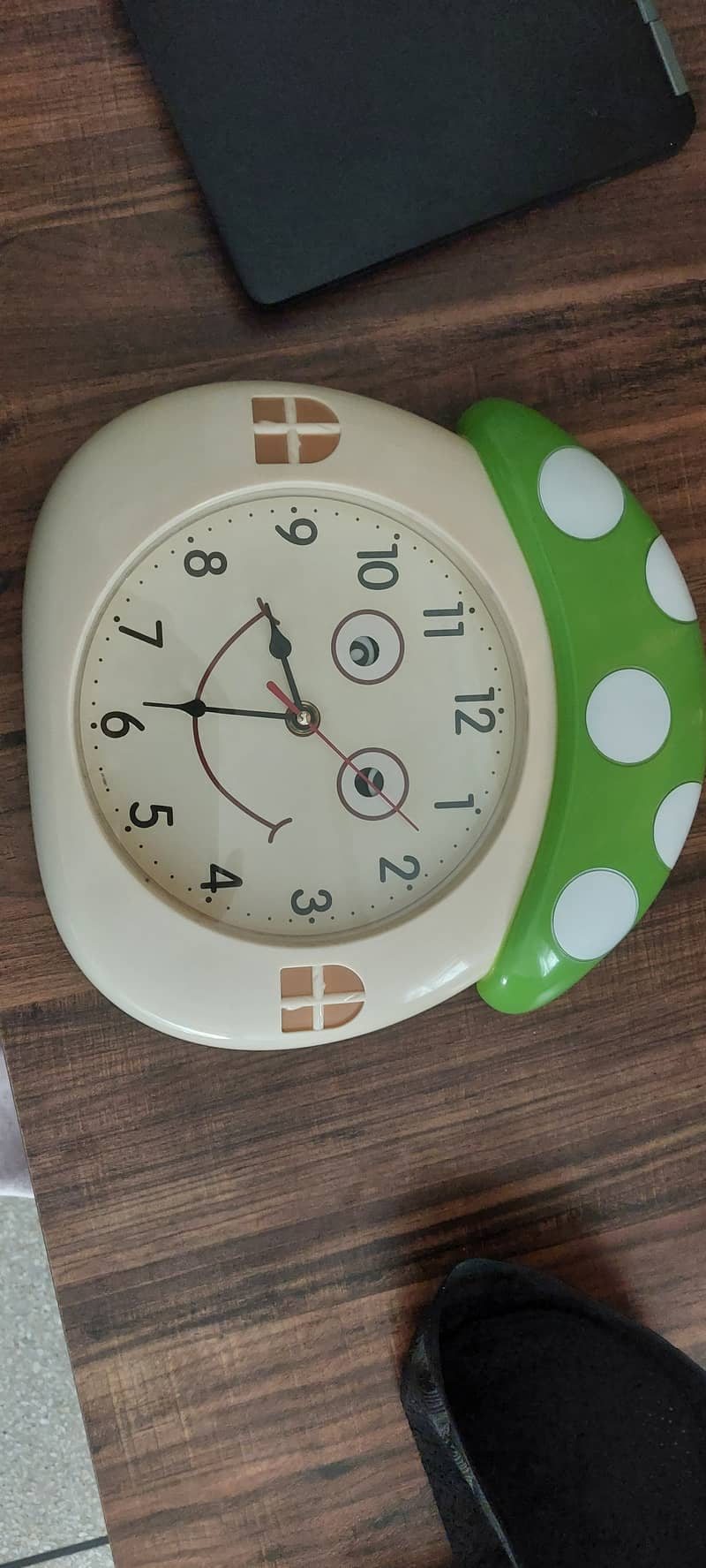 Almost new condition, wall clock with rotating eyes as pendulum 4