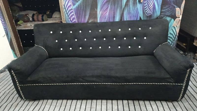 Black sofa velvet 1