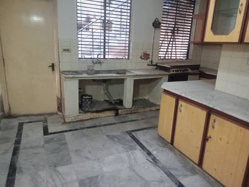 1 kanal 3 bedroom outstanding lower portion in model town for rent 2