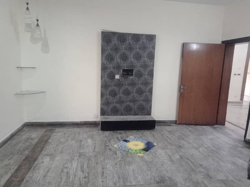 1 kanal 3 bedroom outstanding lower portion in model town for rent 3