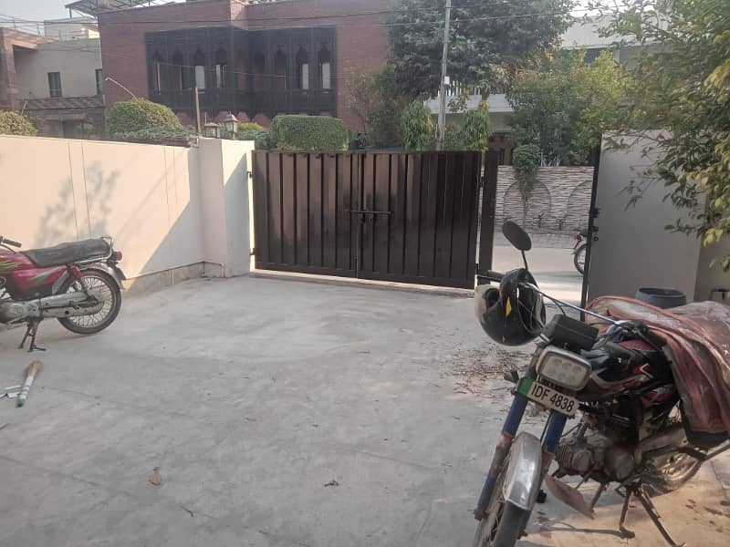 1 kanal 3 bedroom outstanding lower portion in model town for rent 5