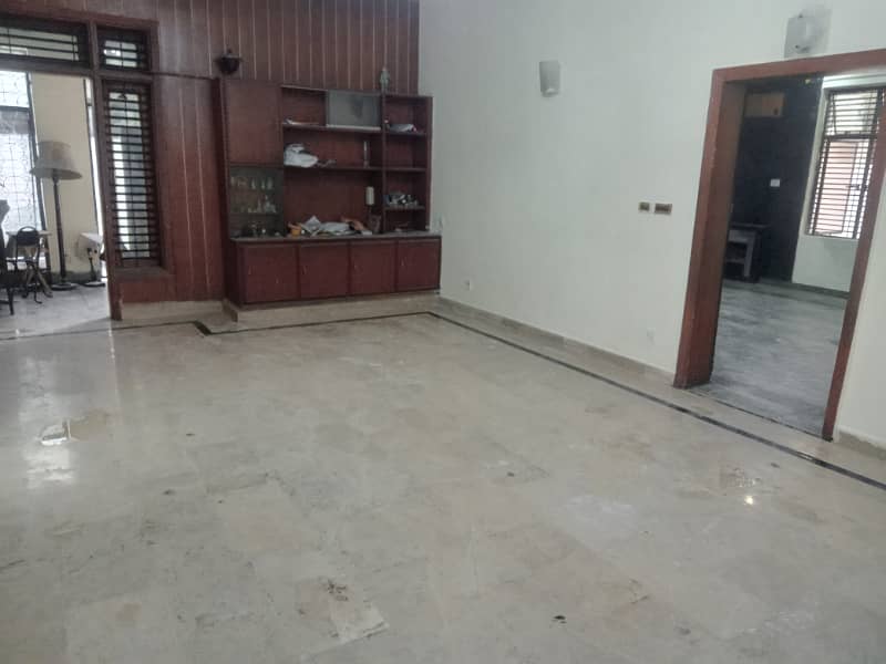 1 kanal 3 bedroom outstanding lower portion in model town for rent 8