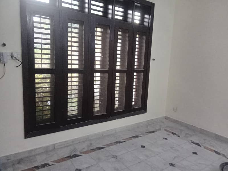 1 kanal 3 bedroom outstanding lower portion in model town for rent 10