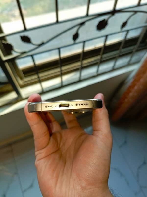 Iphone 15 pro Natural Titanium LLA 7