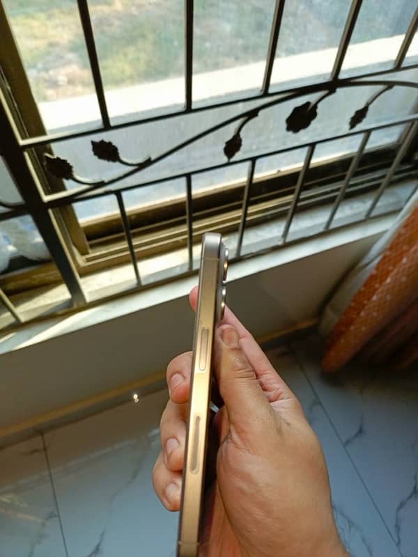 Iphone 15 pro Natural Titanium LLA 11