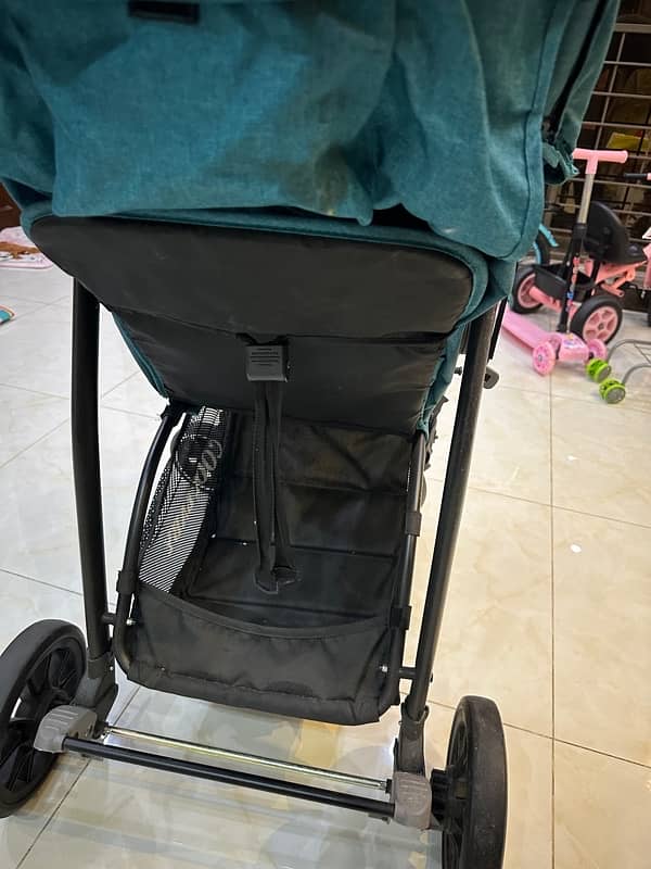 Stroller in Excellent Condition 6