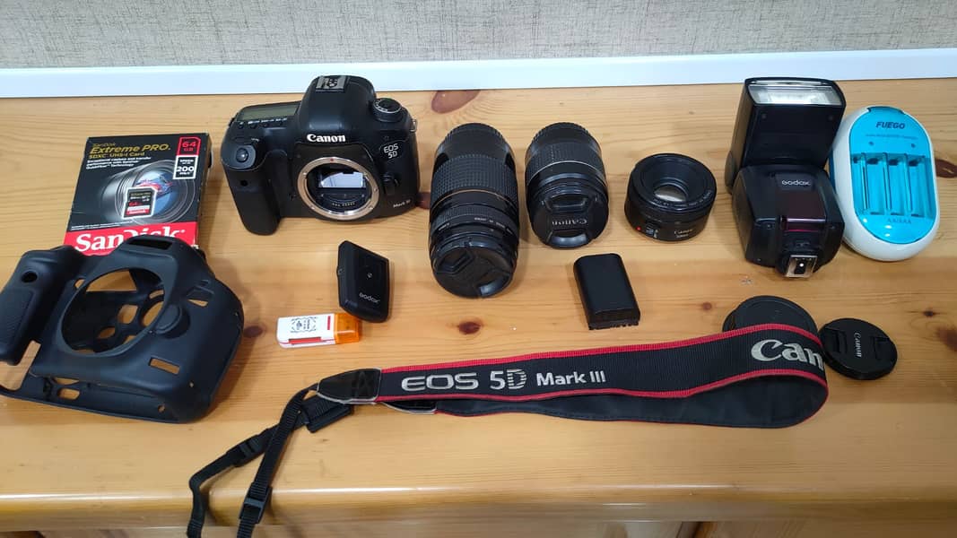 CANON 5D Mark III (with Box & All Accessories) 0