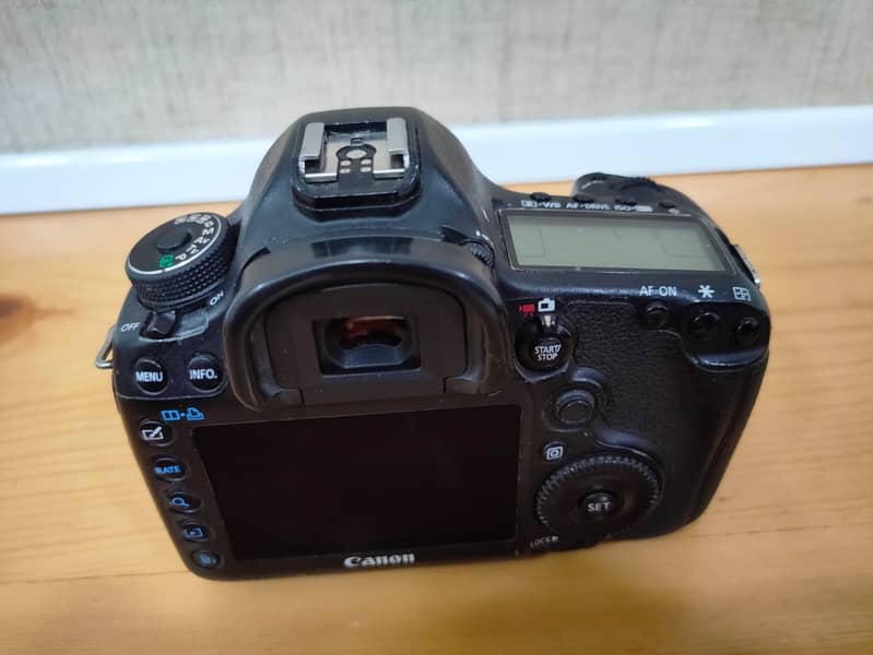 CANON 5D Mark III (with Box & All Accessories) 2