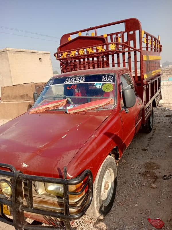 Toyota Hilux 1985.                               Toyota pickup 2