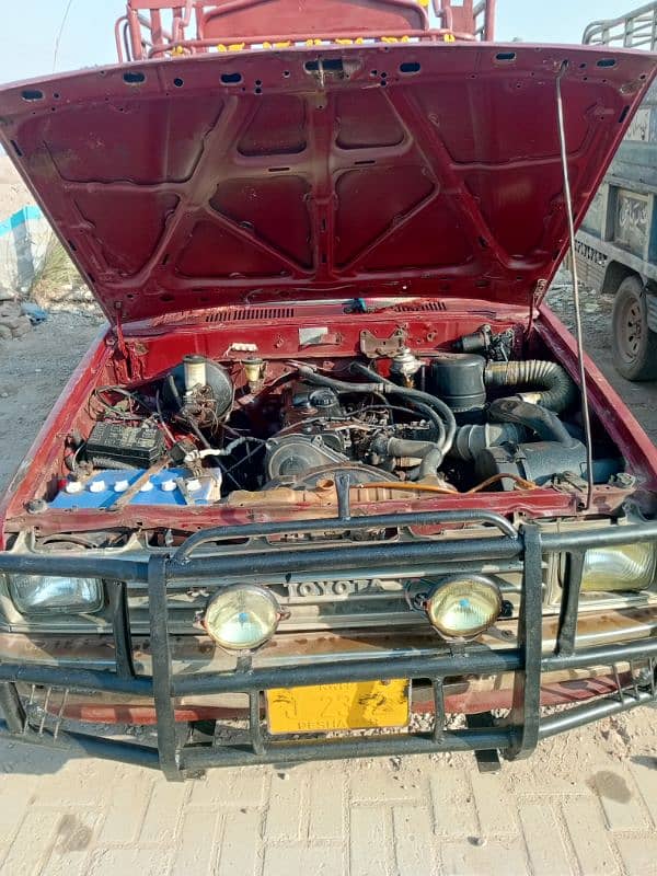 Toyota Hilux 1985.                               Toyota pickup 9