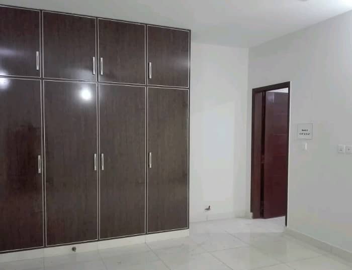 10 Marla Flat In Stunning Askari 10 Is Available For rent 5