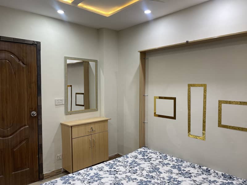 Fully Furnished Luxury Apartment Opposite Emporium Mall Near With Canal Road 3