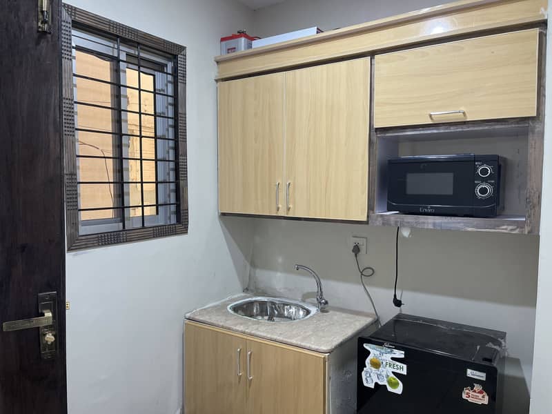 Fully Furnished Luxury Apartment Opposite Emporium Mall Near With Canal Road 4