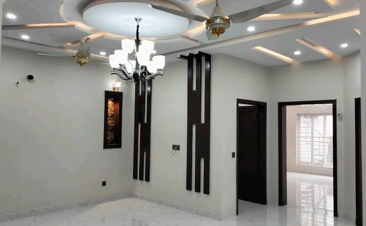 In Bahria Town - Sector E House For sale Sized 10 Marla 4