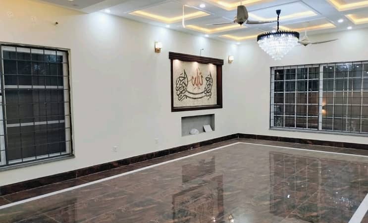 10 Marla House In Bahria Town Of Lahore Is Available For sale 7