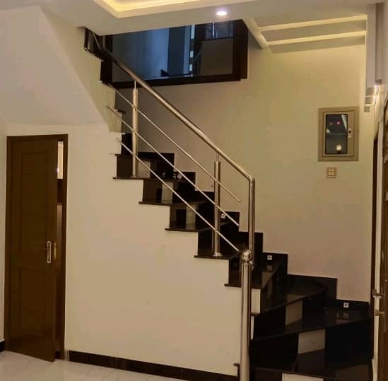 1 Kanal House Available In Bahria Town - Sector E For sale 4