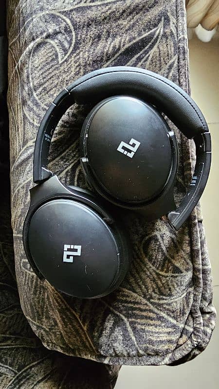 Bluetooth 5.0 headphones with active noise cancellation 0