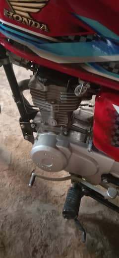 Honda 125 bike ha 2024 July ma nikli ha bohat saf condition ha