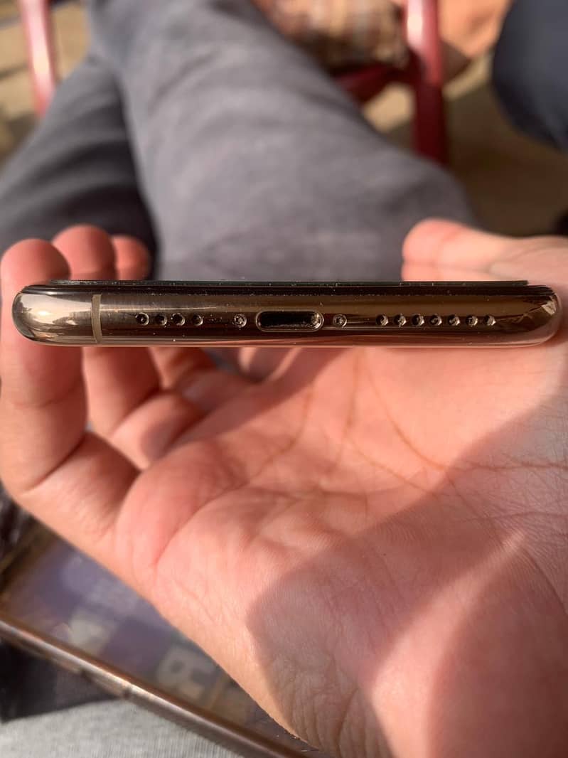 Apple iPhone 11 Pro Max Jv scratch less 1