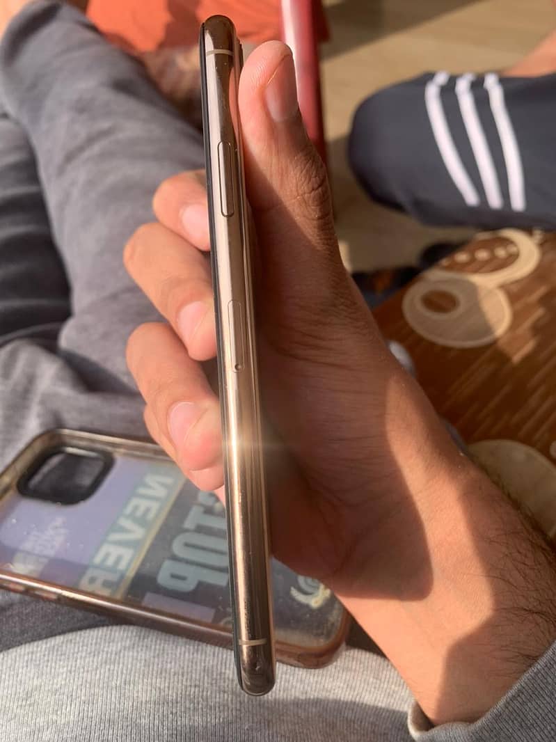 Apple iPhone 11 Pro Max Jv scratch less 2