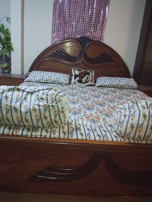 KING SIZE BED,SIDE TABLE AND DRESSING TABLE 1