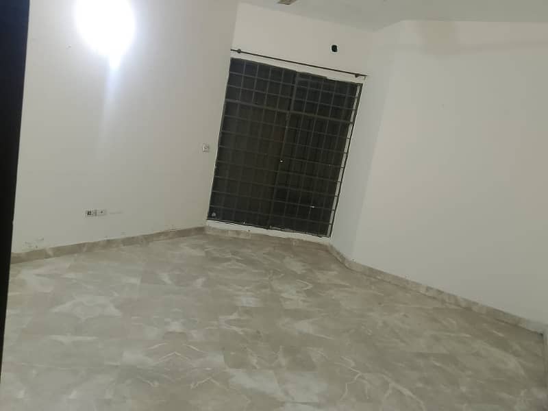 1 Kanal House 5. Bed Available For Rent Hot Location Of PCSIR Phase 2 3