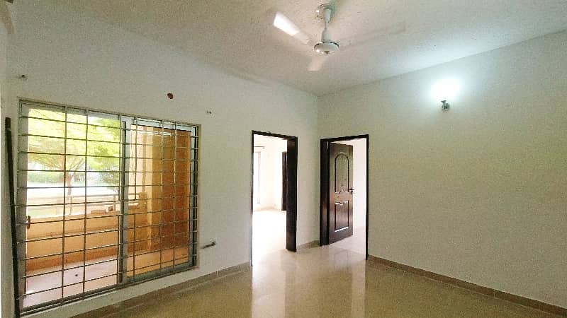 A Prime Location 5 Marla Flat In Askari 11 Sector C Lahore 0