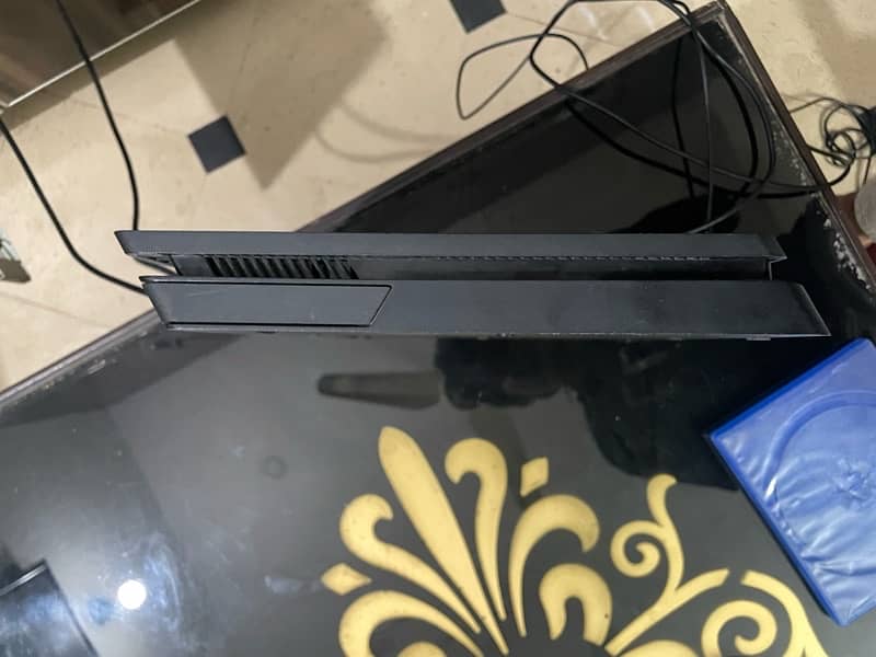 PS4 Slim 500gb with 3 controllers and gta 5 disc 8