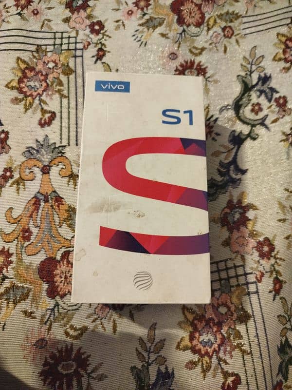 vivo s1 in good condition 4 128 with only box 3