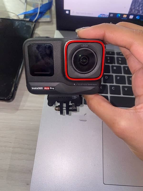 Insta360 Ace Pro with extra original battery 5